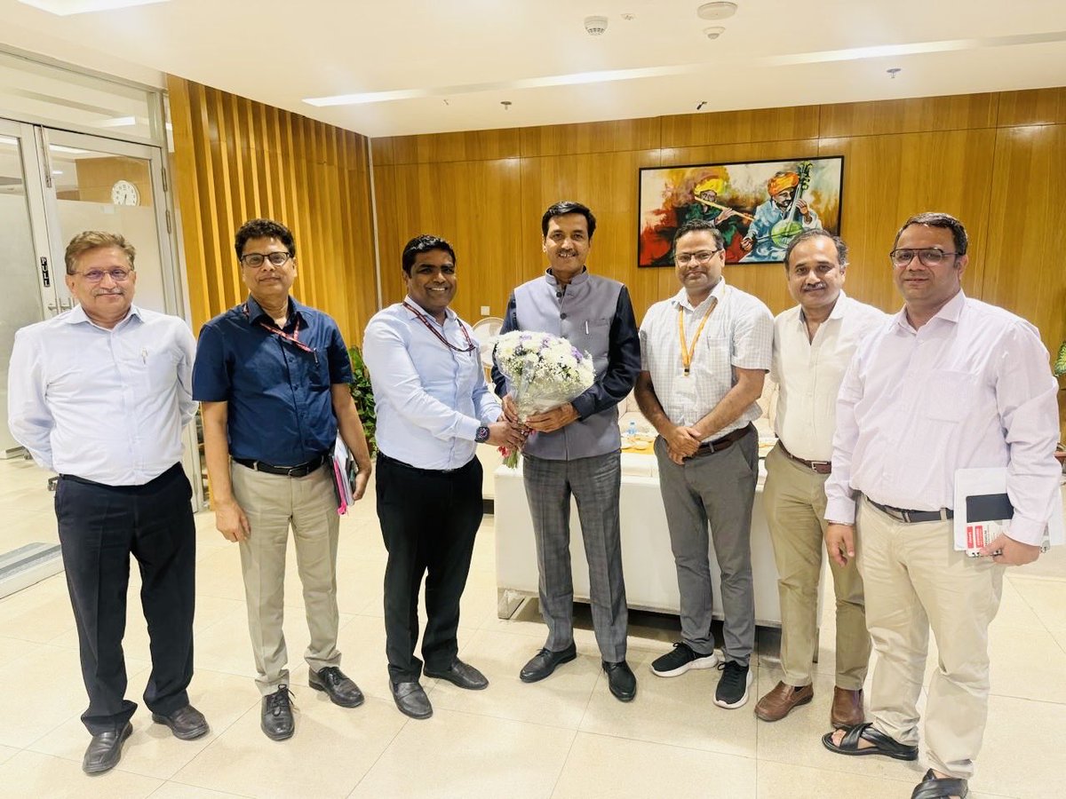 PFIndiaOrg's tweet photo. Dr. R.K. Tyagi, Director General, Power Foundation of India, met Shri Mahesh G. Jiwade (IRS), PS to Hon’ble Minister of State, Ministry of Power and Ministry of New &amp; Renewable Energy. https://t.co/IW0slfZGNE