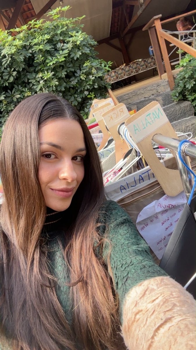 aPriReis's tweet photo. Nathalia é minha nova protagonista, é tem sido uma delícia construir essa história! Doida pra compartilhar tudo com vocês. 
Essa foto veio exclusiva pra vocês aqui, mas no link tem um carrossel com mais 🐴 🎬 #AFPS https://t.co/lv5mkR0PZK