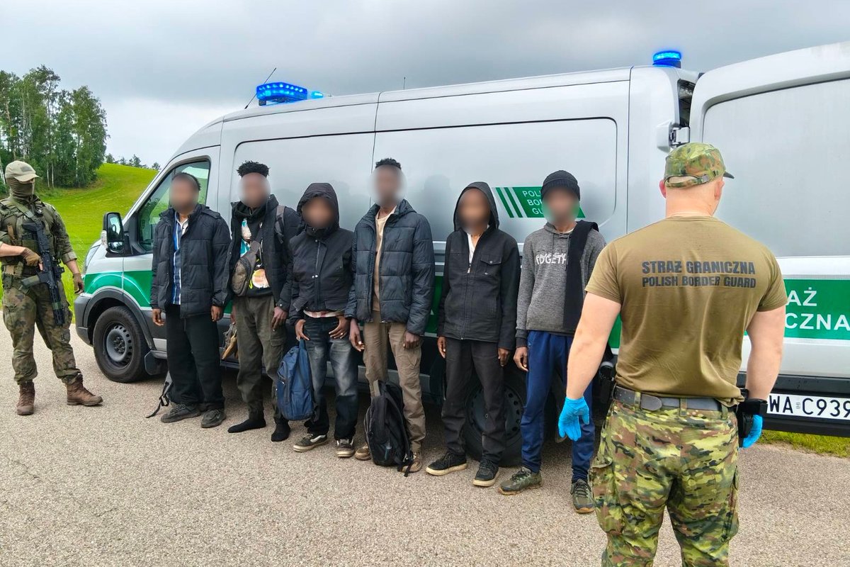 WojPawelczyk's tweet photo. The Polish Border Guard has just detained illegals from Somalia, Sudan, Morocco and Ethiopia who crossed the Polish-Lithuanian border.

Poland doesn't play games with illegal migrants. https://t.co/bRm880uTTr