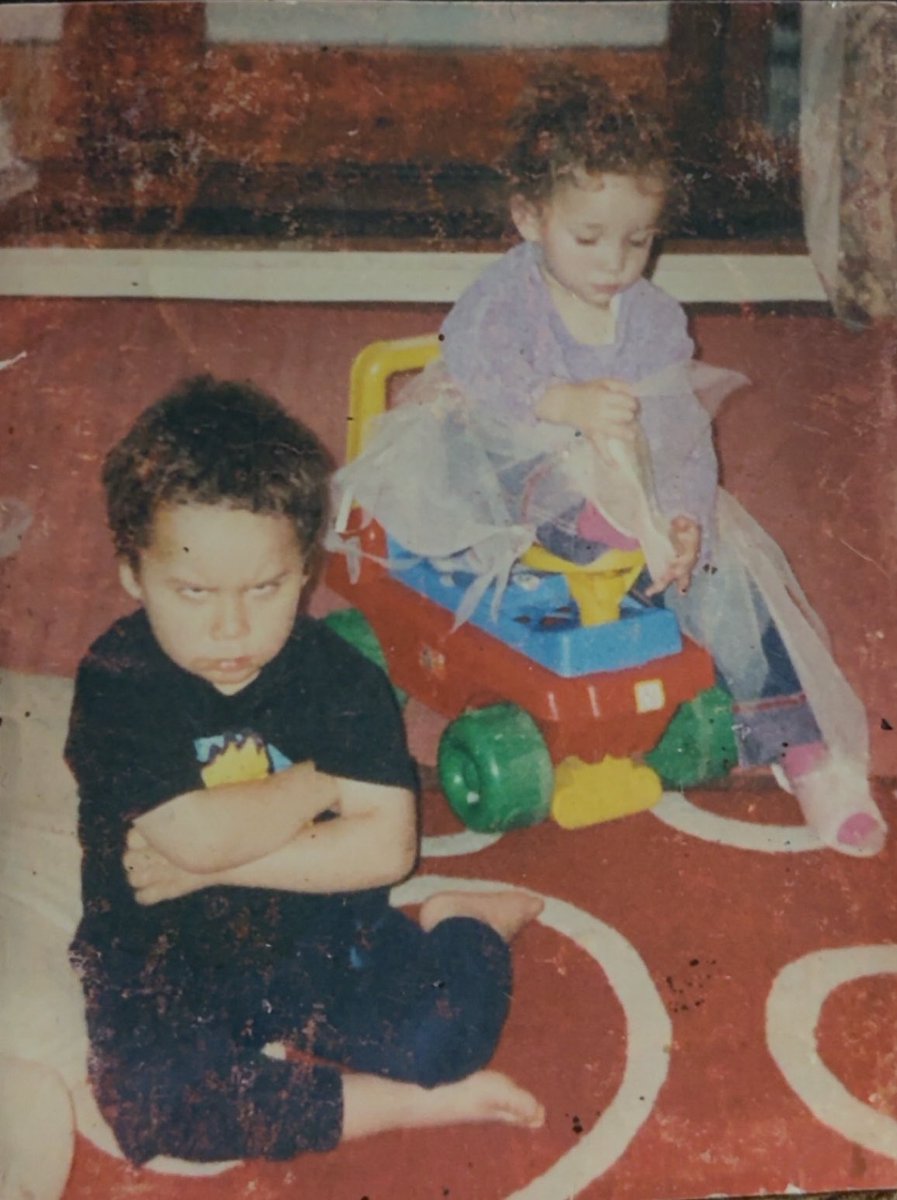 bearbubb's tweet photo. here’s a picture of 5 year old me sharing my toys https://t.co/4SEenjqZnL