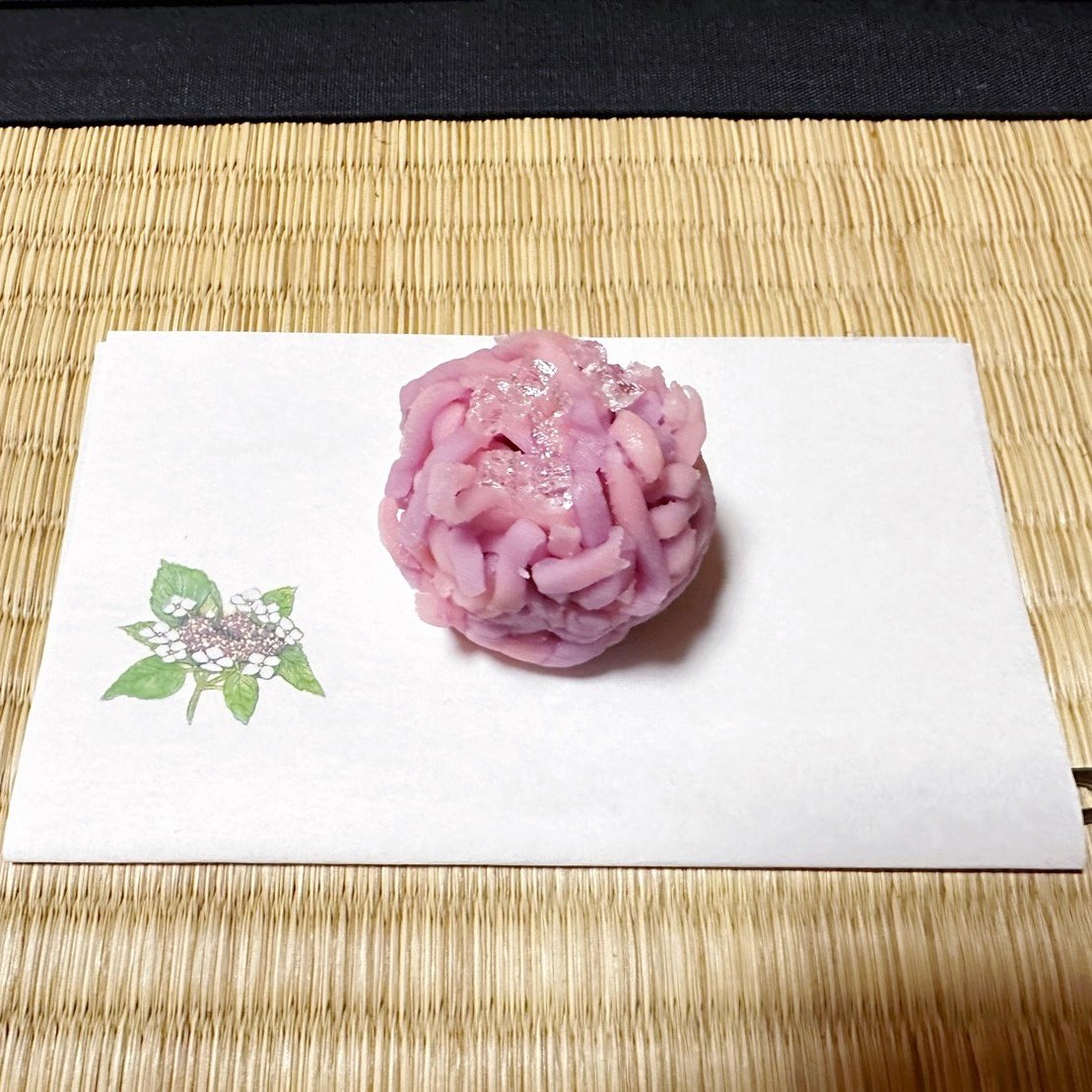 seijo310's tweet photo. 本日のお菓子は、風月堂の「河原撫子」と「紫陽花」です。
また、6月にちなみ、紫陽花の懐紙を使用いたしました。 https://t.co/mw3Cu6wmy7