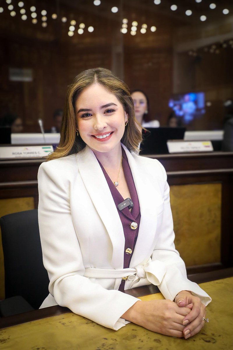 Ariannaburgosca's tweet photo. Hoy asumo un nuevo reto al principalizarme como asambleísta nacional.
Los espacios cambian, pero no la vocación de servicio.
Desde la @AsambleaEcuador seguiré trabajando por el Nuevo Ecuador que lidera el presidente Daniel Noboa y que los ecuatorianos decidieron construir.
Seguimos. 💪🏼💪🏼 💜🤝🇪🇨