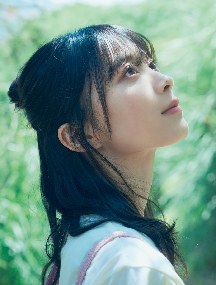 oricon's tweet photo. 森田ひかる、櫻坂46のエースが『マガジン』表紙
自然の中で魅せる透きとおる美しさ

📸アザーカットあり
https://t.co/2iUckk7jlO

＃森田ひかる https://t.co/4gfmXCCUHP