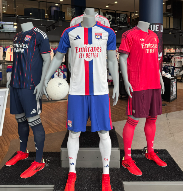 KOBRAFR's tweet photo. Certes on est pas sur le maillot du siècle mais c'est loin d'être horrible avec la tenue entière ! https://t.co/tyhdO70Ya9