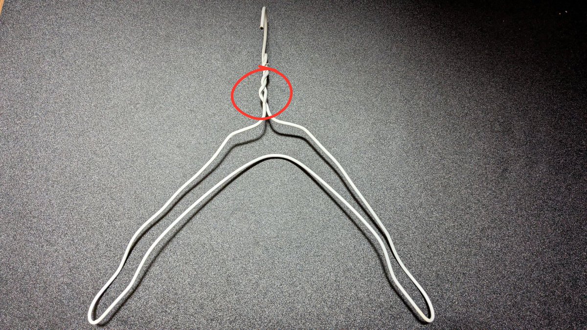 gdgdtissy's tweet photo. 乳首ハンガー操作テクニック。

乳首ハンガーの作り方に関しては、何度も投稿していますが、操作に関するテクニックは話したことがない。

※乳首ハンガーについては過去の投稿をチェック。

では私のハンガーテクニックを紹介しよう。

①座り方

背もたれのある椅子に座って、
上半身が斜め45°になるように座る。

➁ハンガーの持ち方

持つ位置は、写真の赤丸の部分。
持ち方は人差し指と親指で、摘まむような持ち方。
手のひらが胸の方へ向くように持つ。

③使い方

ハンガーの端が乳首に当たるようにセットする。
刺激は基本的にハンガーの「重さ」と「重力」のみ。

余計な力は一切使わない。

使い方は二枚目の写真を見てほしい。

ハンガーを摘まんだ指で上下にスリスリすると、
ハンガーの端が乳首をコリコリと刺激してくれる。

これが私の乳首ハンガーテクニックである。
極力余計な操作はせず、僅かな指の動作のみ。

私は、音声作品を聞いているときは、
このテクニックを使っていることが多い。

目を瞑って、音に耳を傾けながらこれをすると、
気付いたらカウパー液が根元まで垂れている。

ぜひ試してみてください。