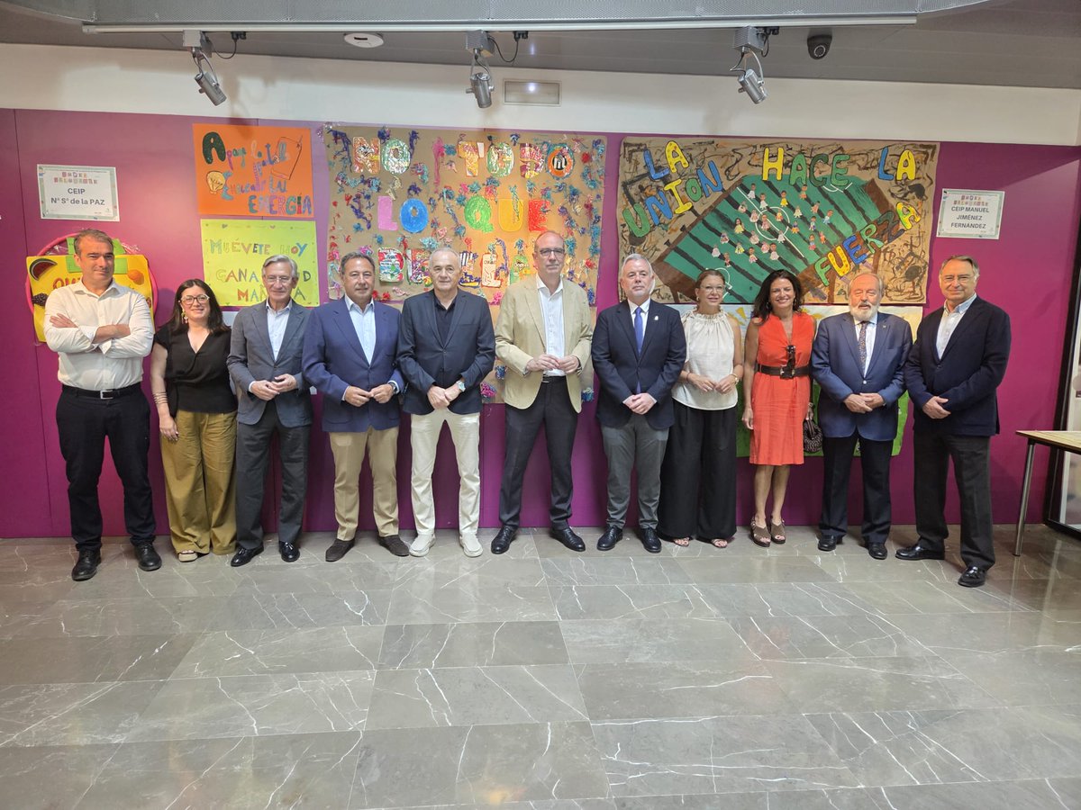 SaludConsumoSe's tweet photo. 🏆 ¡Enhorabuena a los ganadores del Concurso ‘Supersaludable’ 2026!

Nuestra delegada @silviapozosan ha entregado los 2º premios a los escolares en este certamen que impulsa el bienestar en las aulas de Sevilla. 🥦🍎

Gracias a todas las entidades y fundaciones colaboradoras. 🤝 https://t.co/nXgkSlNlSO