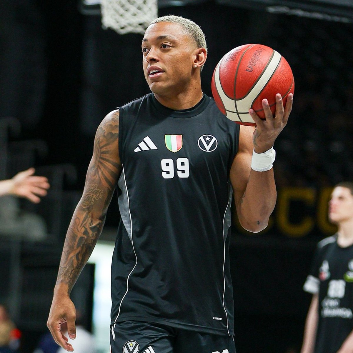 emanuel_bleite's tweet photo. O FUTURO DE YAGO MATEUS❓

Na Europa desde 2022, Yago está próximo de encerrar seu ciclo no Virtus Bologna. A passagem pela Itália não parece ter sido suficiente para convencer os dirigentes a avançarem por uma renovação.

Com isso, o armador da Seleção Brasileira voltou ao radar do Flamengo.

Ainda assim, o momento é de cautela na Gávea. O Virtus passa por um processo de reformulação após uma temporada muito abaixo das expectativas, e a situação segue em aberto.

Campeão mundial e identificado com o clube, o Monstrinho é visto como uma peça importante dentro do novo projeto liderado por Demétrius Ferracciú.

Por enquanto, nada oficial.
A ver como termina essa novela.

📸Getty Images
