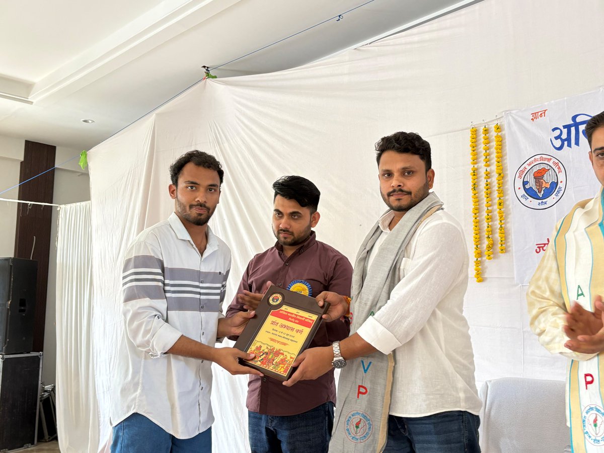 abvpchittor's tweet photo. भीलवाड़ा में आयोजित हो रहे "प्रान्त अभ्यास वर्ग'' का शुभारंभ प्रान्त अध्यक्ष @drparas_tak,राष्ट्रीय मंत्री श्री@nanoma_harshit,क्षेत्रीय संगठन मंत्री श्री @iAshwani_Sharma,प्रान्त मंत्री श्री @jitendrlodha एवं प्रान्त संगठन मंत्री श्री @VirendraSinghHV दीप प्रज्ज्वलित कर किया। https://t.co/vF6Qb7POTQ