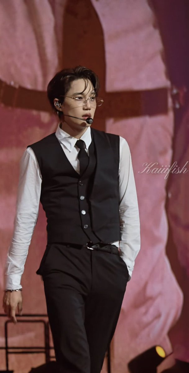 bearoze1's tweet photo. i don’t have a single thought that isnt sinful about him and his suits https://t.co/T29W0U173e