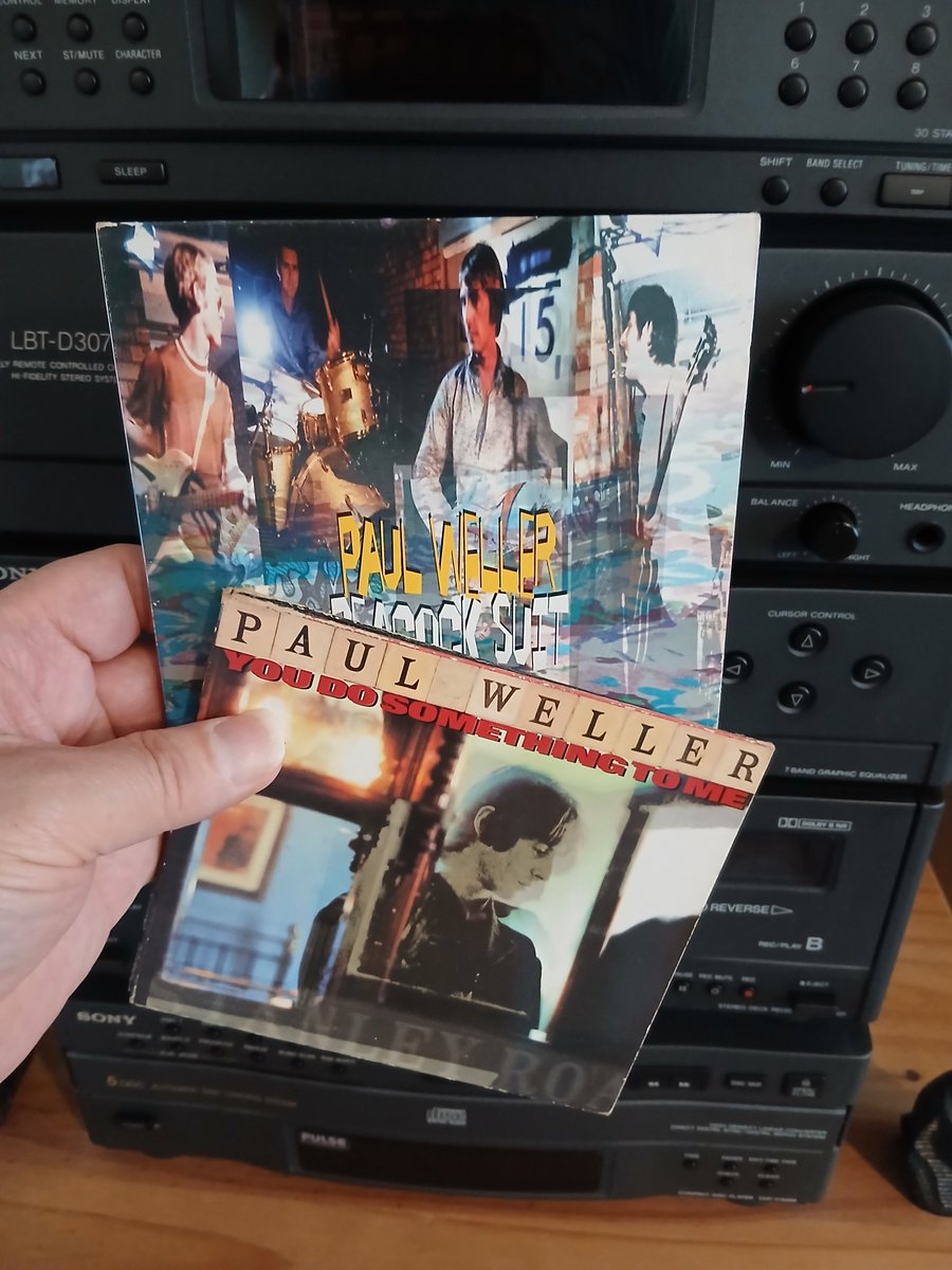 Keef_B_1's tweet photo. Couple of MODern classics being served up for #TeatimeTunes.
#PaulWeller #Weller #modfather #CD #singles #music #musicmagic #Tunesday #TuesdayTunes #tuesdaythoughts #tuesdayvibes #TuesdayOff #DayOff #bekind #keepitreal #keepgoing #keepthefaith #love
@paulwellerHQ
🙏❤️✌️ https://t.co/0qk6UfHAth