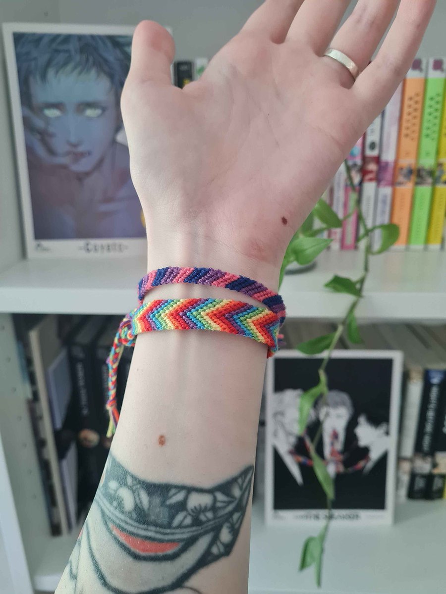 lussluss_art's tweet photo. Made some pride bracelets ! ☺️

It's been so long since I've made bracelets, they're full of mistakes and the chevron pattern is not straight (lol)
But eh, I'm happy with it ❤️🧡💛💚💙💜 https://t.co/MXUJwJ2gvA