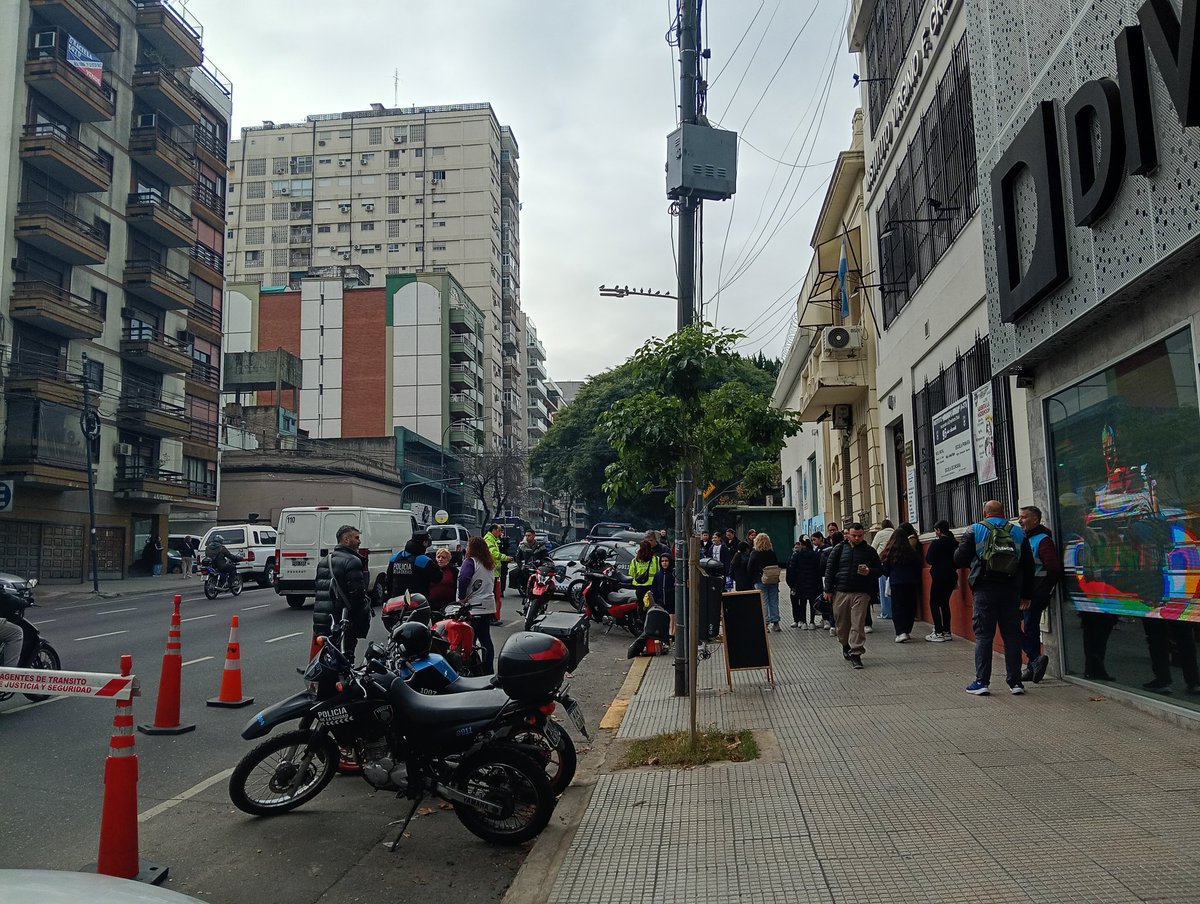 Sebaprancevic's tweet photo. @observadorar Hola el observador, quería pedirles un favor, ya que @jorgemacri retuiteó este post, le pueden avisar que están haciendo controles de tránsito en Flores en la puerta de un colegio no permitiendo estacionar los escolares para que los niños suban sin pisar la calle? https://t.co/xCFyTACbZM