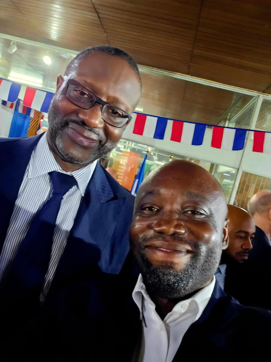 LucaVaran's tweet photo. « Si tu mets Tidjane Thiam face à certaines personnalités du RHDP, je suis capable de voter pour lui », affirme Arthur Banga

Invité sur Actupeople, Arthur Banga a évoqué son regard sur Tidjane Thiam.

« Je suis l’un des premiers à avoir dit que c’est une très bonne chose que Tidjane Thiam s’engage en politique en Côte d’Ivoire. Quel pays ne serait pas fier d’avoir un tel fils ? Quel parent ne serait pas fier d’avoir un enfant au parcours de Tidjane Thiam ? Si mon fils avait un tel parcours, je le bénirais tous les jours. Que des personnalités comme lui s’intéressent à notre pays, c’est une bonne chose.

J’ai déjà dit, notamment sur TikTok : “Mettez Tidjane Thiam face à n’importe quel candidat de gauche, je vote Thiam. Face à Laurent Gbagbo, Charles Blé Goudé ou Pascal Affi N’Guessan, je vote Thiam.” Même si je devais partir en exil le lendemain, je voterais pour lui aujourd’hui.

Et même face à certaines personnalités du RHDP, je suis capable de voter pour Thiam. C’est quelqu’un qui connaît l’économie mondiale, qui peut rassurer les marchés par sa seule présence et qui dispose d’un important réseau. Mais ce n’est pas parce que j’ai de l’admiration et du respect pour lui que je vais accepter qu’on bafoue les règles en sa faveur.

En 2025, il n’avait pas raison. Selon moi, il a bafoué les textes du PDCI-RDA, ce qui est injuste. Il ne respectait pas les conditions requises pour être candidat à la présidence de la Côte d’Ivoire. »

✍️ Kouess #Hits2Babi