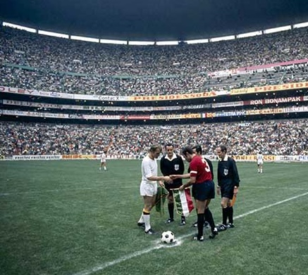 MXESTADIOS's tweet photo. Hermosas fotos. 
Mundial 70, México en el Azteca. 
Duelo contra Bélgica que ganaron los mexicanos 1-0. 

 José Vantolrá, Nacho Calderón, Kalimán Guzmán, Héctor Pulido, Mario Pérez y Halcón Peña. Abajo: Munguía, Javier Valdivia, Javier Fragoso, Aarón Padilla y Calaca González. https://t.co/q4vhIqcrar