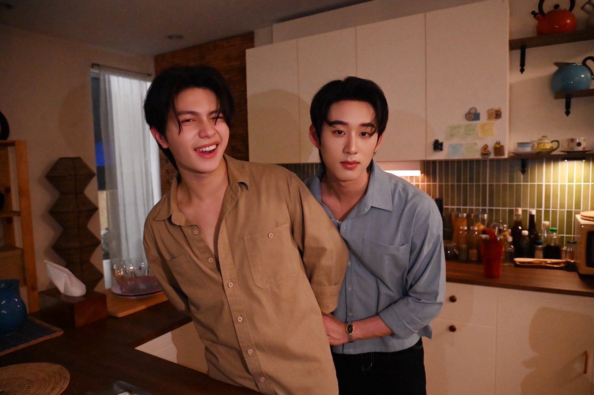 valcrazyforWE's tweet photo. WILLIAMEST IN A CONDO?!? 😩😩😳
THEY ARE FILMING THE KISSING SCENE I KNOW IT 

Est grabbing William’s hand in his back?!?

#WilliamEst #YouManiacSeriesQ17 https://t.co/iaouYOHjkj