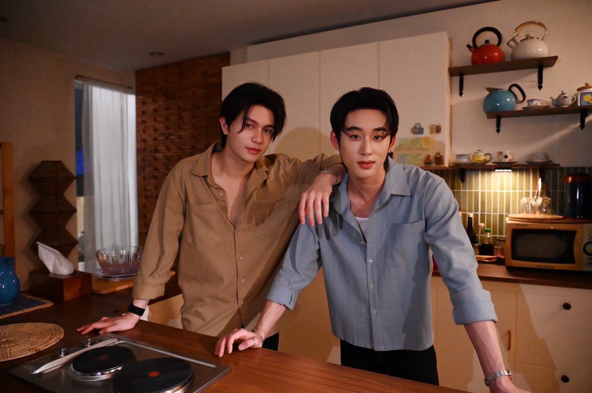 valcrazyforWE's tweet photo. WILLIAMEST IN A CONDO?!? 😩😩😳
THEY ARE FILMING THE KISSING SCENE I KNOW IT 

Est grabbing William’s hand in his back?!?

#WilliamEst #YouManiacSeriesQ17 https://t.co/iaouYOHjkj