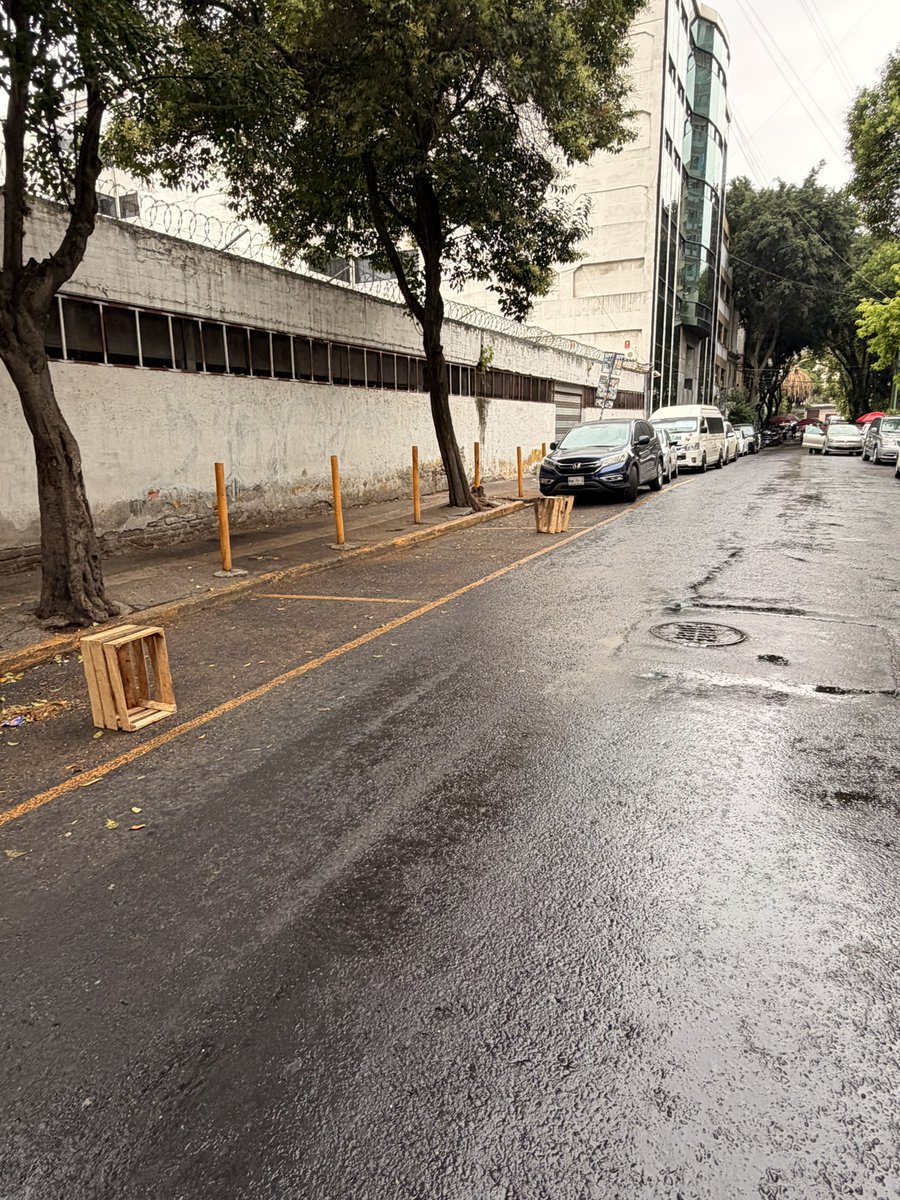 EAL_MC's tweet photo. @AlessandraRdlv @SSC_CDMX @UCS_GCDMX @soytabacalera @pcacuauhtemoc @PAOTmx seguimos con el mismo problema, en la calle Ezequiel Montes, col tabacalera, imposible pasar con el carro y a pie, por tanto puesto ilegal e insalubre, franeleros apartando lugares, apoyo 🚨#calleslibres https://t.co/Dh20uuAAn1