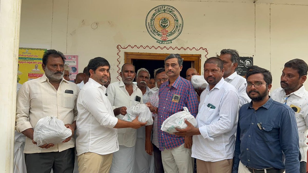 PNRTDP's tweet photo. ఇవాళ కమలాపురంలో నిర్వహించిన ఖేత్ బచావో అభియాన్ కార��యక్రమంలో పాల్గొన్నాను. ఈ సందర్భంగా సమర్థవంతమైన ఎరువుల వినియోగం, సేంద్రియ ఎరువుల వాడకం, మట్టి పరీక్షల ఆధారంగా ఎరువుల వినియోగం గురించి రైతులకు అవగాహన కల్పించాము. https://t.co/6YQlIYgraT