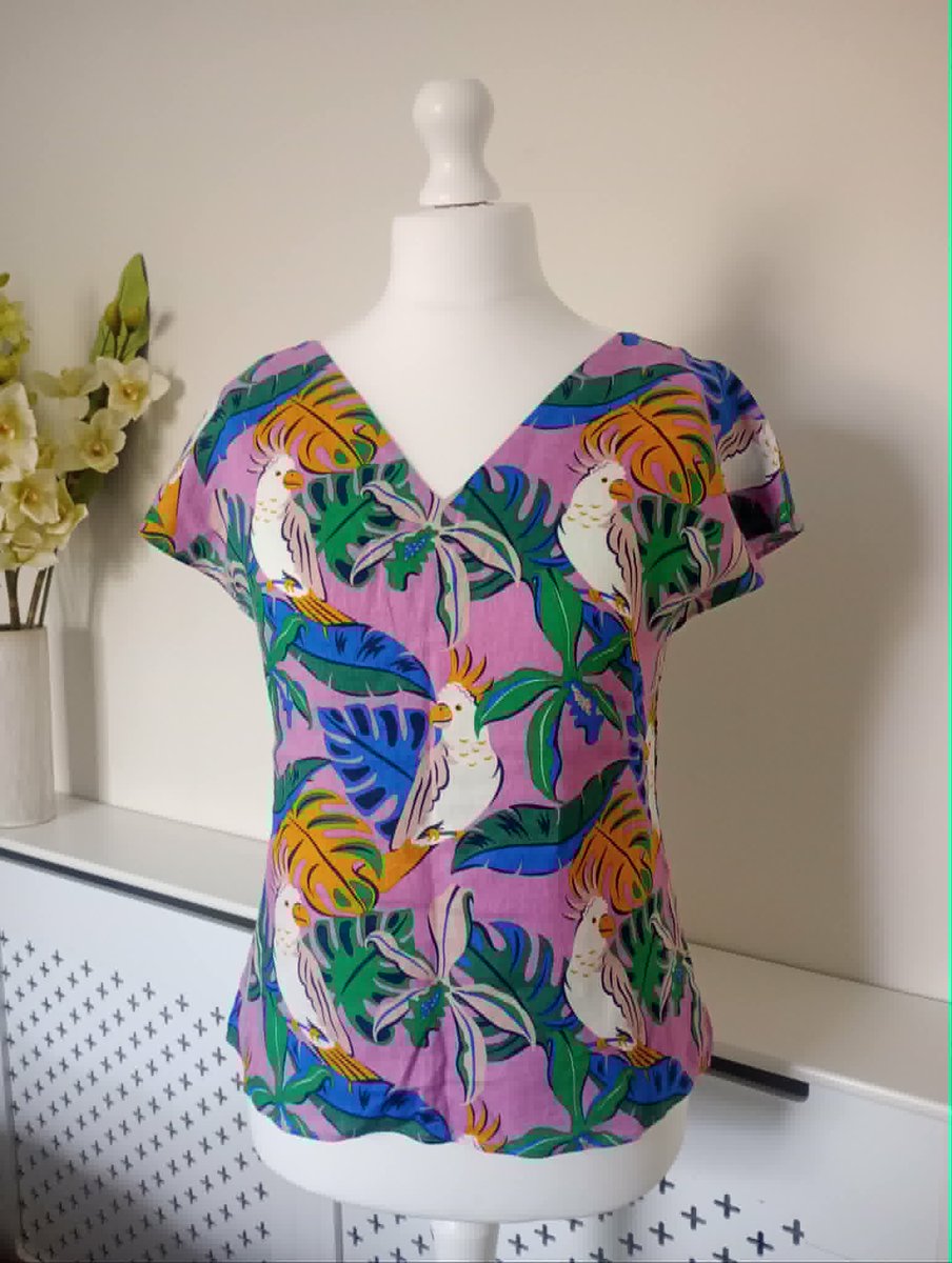 LovesVintage43's tweet photo. BNWT Boden 100% Linen Fun, Bright and Colourful Tropical Jungle Cockatoo Print V Neck Top Lilac UK 10 Immaculate, unworn with Tags still attatched💚 #eBaySeller #EbayUK #UKStyle #Boden #Sustainable #SummerFashion #Linen #shopmycloset #BNWT #onlineshopping  https://t.co/ps8nGLs3lh https://t.co/f4MtjqodMd