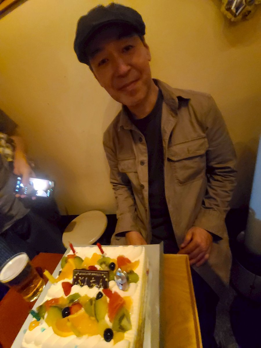 ipopapi's tweet photo. 終演後の打ち上げでは翌日がお誕生日の井上ブンさんをお祝い♪
そしてソーヤーカフェ16周年&amp;コーヨーさんのお誕生日もつい先日ということで、みんなで賑やかに乾杯しました🍻 https://t.co/OHcUbEvqj6