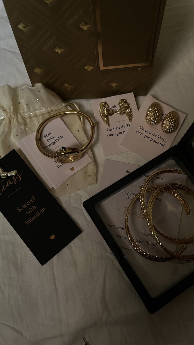 Tiassbrand's tweet photo. For the girls who notice details. https://t.co/PuJgboVkYj
