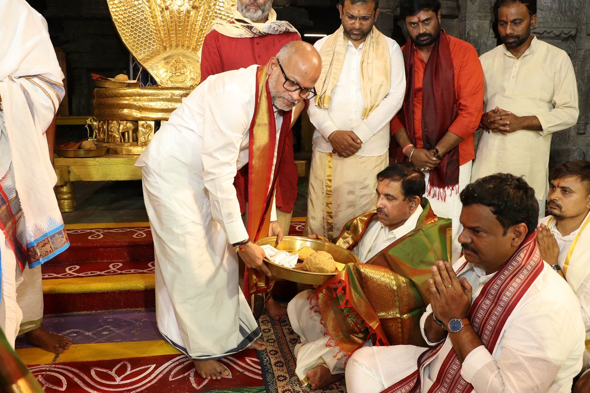 JoshiPralhad's tweet photo. Had the privilege of offering prayers and seeking the divine blessings of Lord Sri Venkateswara Swamy at Tirumala and Goddess Sri Padmavathi Ammavaru at the sacred Sri Padmavathi Ammavari Temple, Tirupati. 🙏🏻

Offered prayers for the well being of the citizens of our country and the continued progress of the nation. 

Blessed to have a very fulfilling darshan at both revered temples, also received the sacred Laddu Prasad, which was truly delicious and added to the joy of this blessed spiritual experience.

ಓಂ ನಮೋ ವೆಂಕಟೇಶಾಯ
ಓಂ ಶ್ರೀ ಪದ್ಮಾವತ್ಯೈ ನಮಃ

ತಿರುಮಲ ತಿರುಪತಿಯ ಶ್ರೀ ವೆಂಕಟೇಶ್ವರಸ್ವಾಮಿ ಹಾಗೂ ತಿರುಪತಿಯ ಪವಿತ್ರ ಶ್ರೀಕ್ಷೇತ್ರ ಶ್ರೀ ಪದ್ಮಾವತಿ ಅಮ್ಮನವರ ದಿವ್ಯ ಸನ್ನಿಧಿಯಲ್ಲಿ ಪ್ರಾರ್ಥನೆ ಸಲ್ಲಿಸಿ, ಆಶೀರ್ವಾದ ಪಡೆಯುವ ಸೌಭಾಗ್ಯ ನನ್ನದಾಯಿತು.

ದೇಶದ ಸಮಸ್ತ ನಾಗರಿಕರ ಕಲ್ಯಾಣಕ್ಕಾಗಿ ಮತ್ತು ರಾಷ್ಟ್ರದ ನಿರಂತರ ಪ್ರಗತಿ ಹಾಗೂ ಅಭಿವೃದ್ಧಿಗಾಗಿ ಆ ಜಗಜ್ಜನನಿ ಮತ್ತು ಶ್ರೀನಿವಾಸನಲ್ಲಿ ಭಕ್ತಿಪೂರ್ವಕ ಪ್ರಾರ್ಥನೆಗಳನ್ನು ಸಮರ್ಪಿಸಿದೆನು. ಎರಡೂ ಪುಣ್ಯಕ್ಷೇತ್ರಗಳಲ್ಲಿ ಅತ್ಯಂತ ಧನ್ಯತೆಯನ್ನು ತಂದಿತ್ತ ಸಾರ್ಥಕ ದರ್ಶನ ಭಾಗ್ಯ ನನ್ನದಾಯಿತು.

ಇದರೊಂದಿಗೆ, ಅತ್ಯಂತ ಸ್ವಾದಿಷ್ಟವಾದ ಪವಿತ್ರ 'ಲಡ್ಡು ಪ್ರಸಾದ'ವನ್ನು ಸ್ವೀಕರಿಸುವ ಸೌಭಾಗ್ಯ ಲಭಿಸಿತು. ಇದು ಈ ಆಧ್ಯಾತ್ಮಿಕ ದಿವ್ಯ ಅನುಭೂತಿಯ ಆನಂದವನ್ನು ಮತ್ತಷ್ಟು ಹೆಚ್ಚಿಸಿದೆ.

#TirumalaTirupati
#TTD
@TTDevasthanams