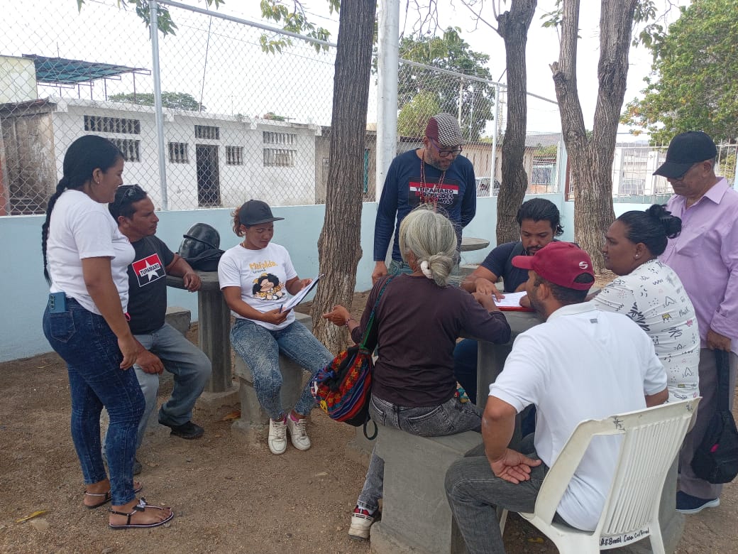 TupamaroMRT_'s tweet photo. Dirección Colectiva 🚩🏴

La militancia del municipio Sucre, en el estado Sucre, realizó una reunión de trabajo colectiva con el objetivo de planificar las actividades que se ejecutarán en el territorio en los próximos días.
#TupamaroAntiimperialista https://t.co/JHc6YFYtEO