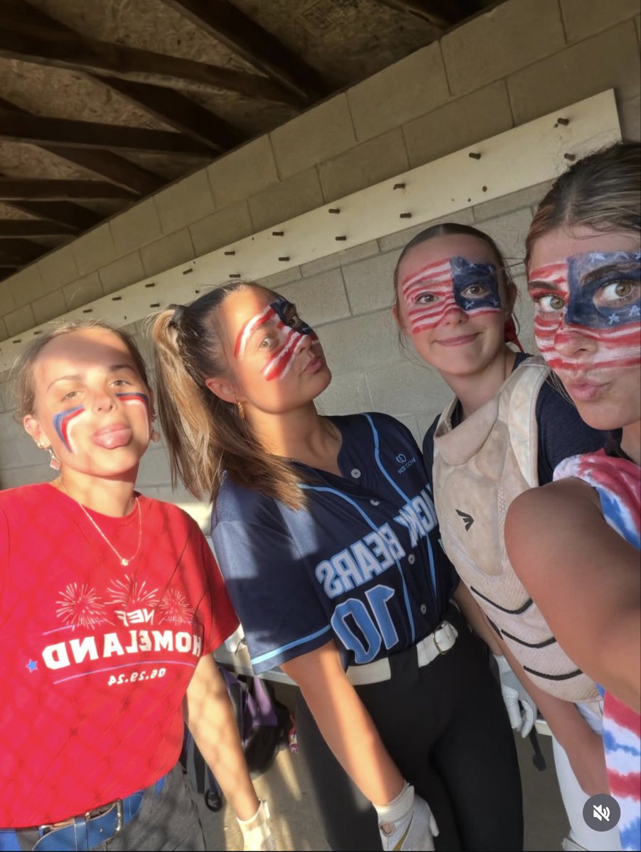 Tempy2029's tweet photo. Kept it super fun last night with a scrimmage in practice! #cheverus @PrepSoftball
@los_stuff @LineDsoftball @SunilSportsNews @FastpitchWire @SoftbalAmerica @ExtraInningSB @SoftballRecruit @KaylaLombardo11
@CoastRecruits @BradyVernon @IHartFastpitch
@UWAA_United https://t.co/WtLDWEubvS