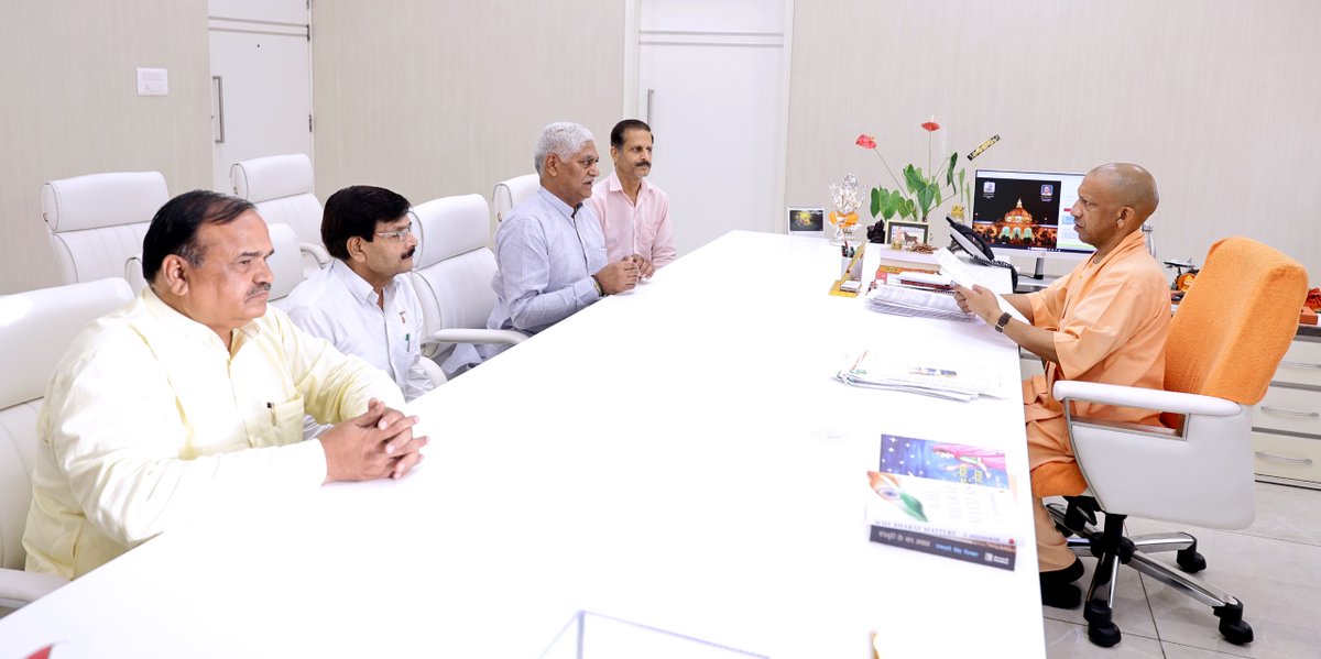 myogioffice's tweet photo. मुख्यमंत्री श्री @myogiadityanath जी महाराज से आज लखनऊ में उत्तर प्रदेश सरकार में माननीय राज्य मंत्री श्री जसवन्त सिंह सैनी जी ने शिष्टाचार भेंट की।

इस अवसर पर श्री मानवीर सिंह जी, श्री सुरेंद्र सिंह सैनी जी एवं श्री दिनेश सिंह जी भी उपस्थित रहे।

@JaswantSainiBJP https://t.co/RbBKWPnrB9