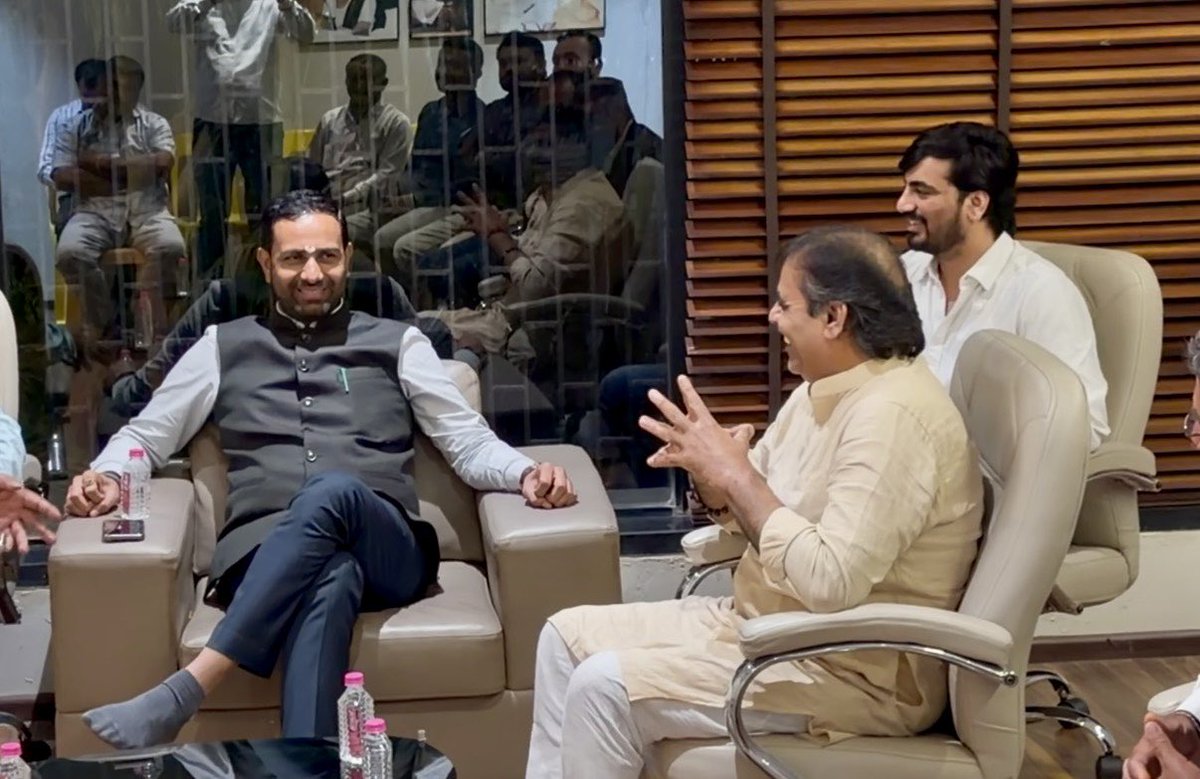 bhammarjayraj1's tweet photo. રાજ્ય સરકારના કાયદો, ન્યાય, ઊર્જા અને પેટ્રોકેમિકલ્સ વિભાગના મંત્રી તથા અમરેલીના ધારાસભ્ય
શ્રી કૌશિકભાઈ વેકરીયાને
જન્મદિવસની હાર્દિક શુભેચ્છાઓ.💐💐
@ikaushikvekaria https://t.co/Ghnf2u1jaO