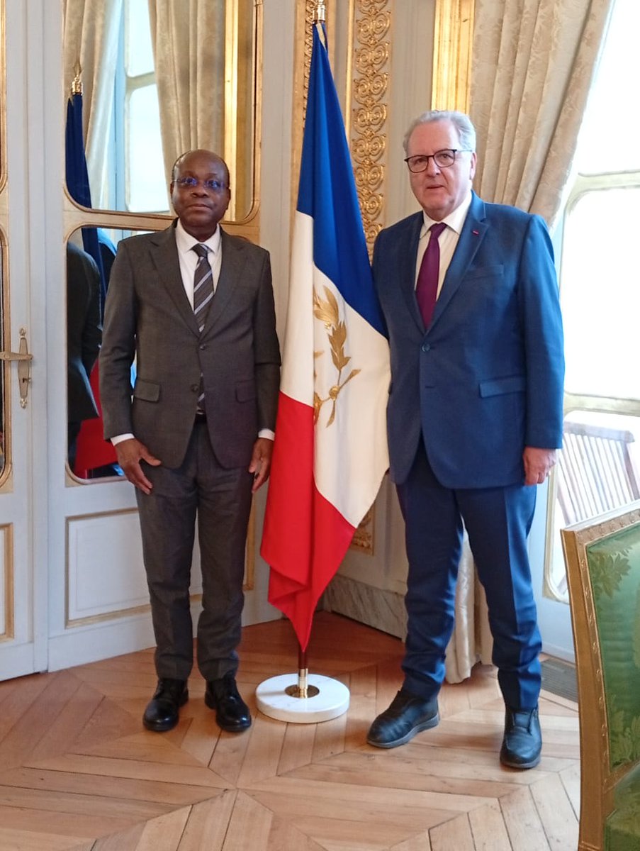 Conseil_constit's tweet photo. Le 8 juin, Richard Ferrand, Président du Conseil constitutionnel, a reçu Dorothé Sossa, Président de la Cour constitutionnelle du Bénin.
À l'issue d'un entretien bilatéral au cours duquel les deux présidents ont échangé sur les compétences respectives de leurs institutions ainsi que sur les défis communs auxquels elles font face, le Président Sossa a présenté les attributions et le fonctionnement de la Cour constitutionnelle du Bénin devant un auditoire d'étudiants et d'enseignants réunis dans la salle d'audience du Conseil.
Cette conférence a été suivie d'un temps d'échange au cours duquel le public a pu s'entretenir directement avec le Président Sossa.