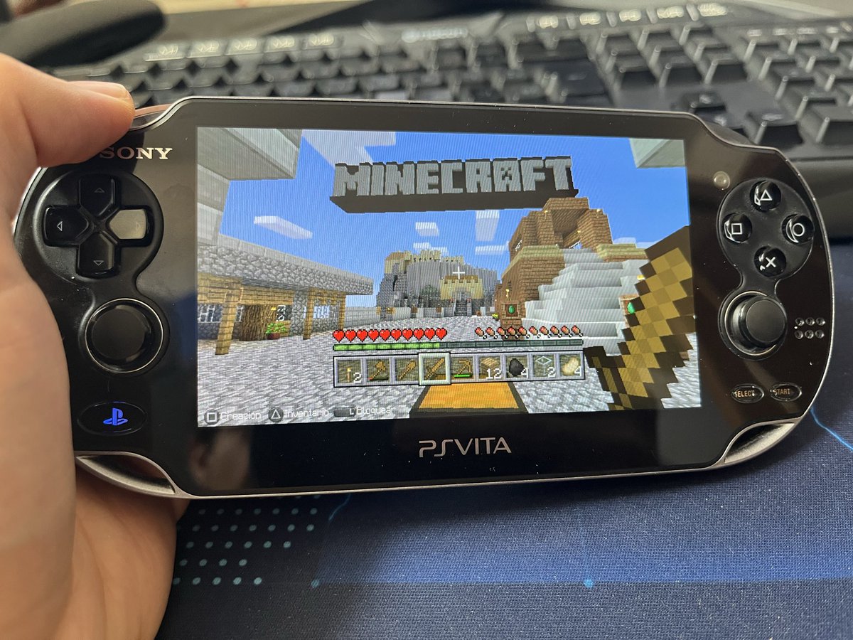 GuffI1210's tweet photo. Todos emocionados por el Minecraft para Switch 2 y ya en la PSVita se veía de puta madre https://t.co/IHQyxiC0IA