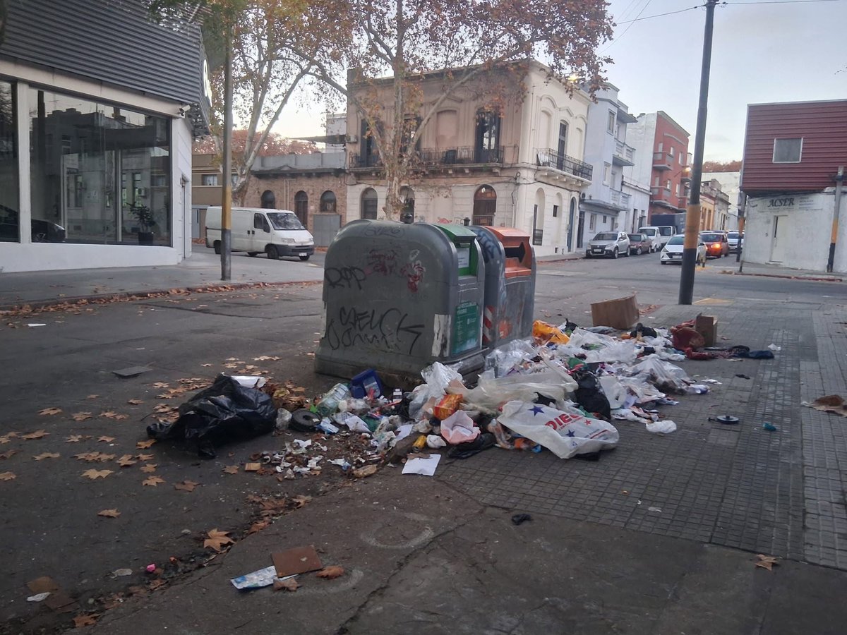 LahitteCarlos's tweet photo. ⏩El intendente de Montevideo (IM), Mario Bergara, respondió a las críticas de la oposición en cuanto al estado de la limpieza en la capital y sostuvo que "decir que la ciudad toda está sucia es parte de un eslogan y de una imagen que se quiere instalar". https://t.co/l3B7sjcaQ9