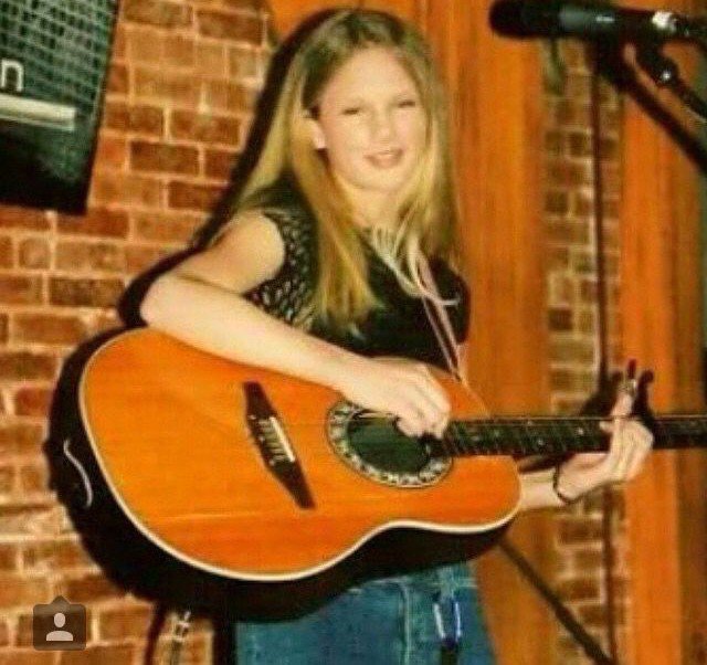 missmessypoets's tweet photo. taylor swift at 15                    me at 15 https://t.co/OnoEmT2OaR