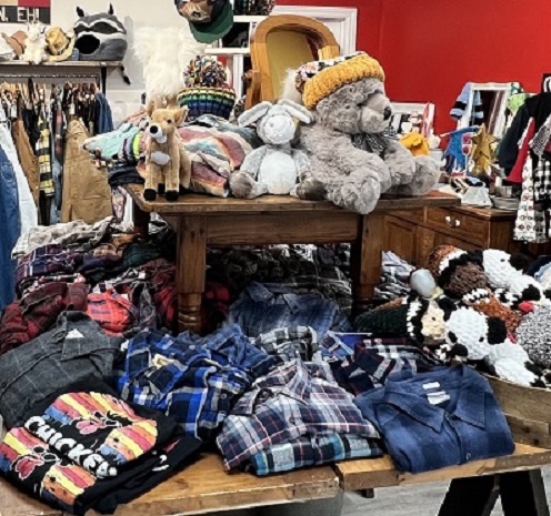 HeartsDesirefm's tweet photo. We have lots of fun Fleece, Flannel and #Vintage #Prelovedclothing #overalls
Plus local Canadian Farm fresh #eggs, #flowers, #produce, our own #garlic in 24 varieties.
Drop by and say hi!
207-1 Hurontario St.
12 to 5 Daily Tues to Sun
More details here: https://t.co/KkPh7kIAsa https://t.co/bwOnaIvcry