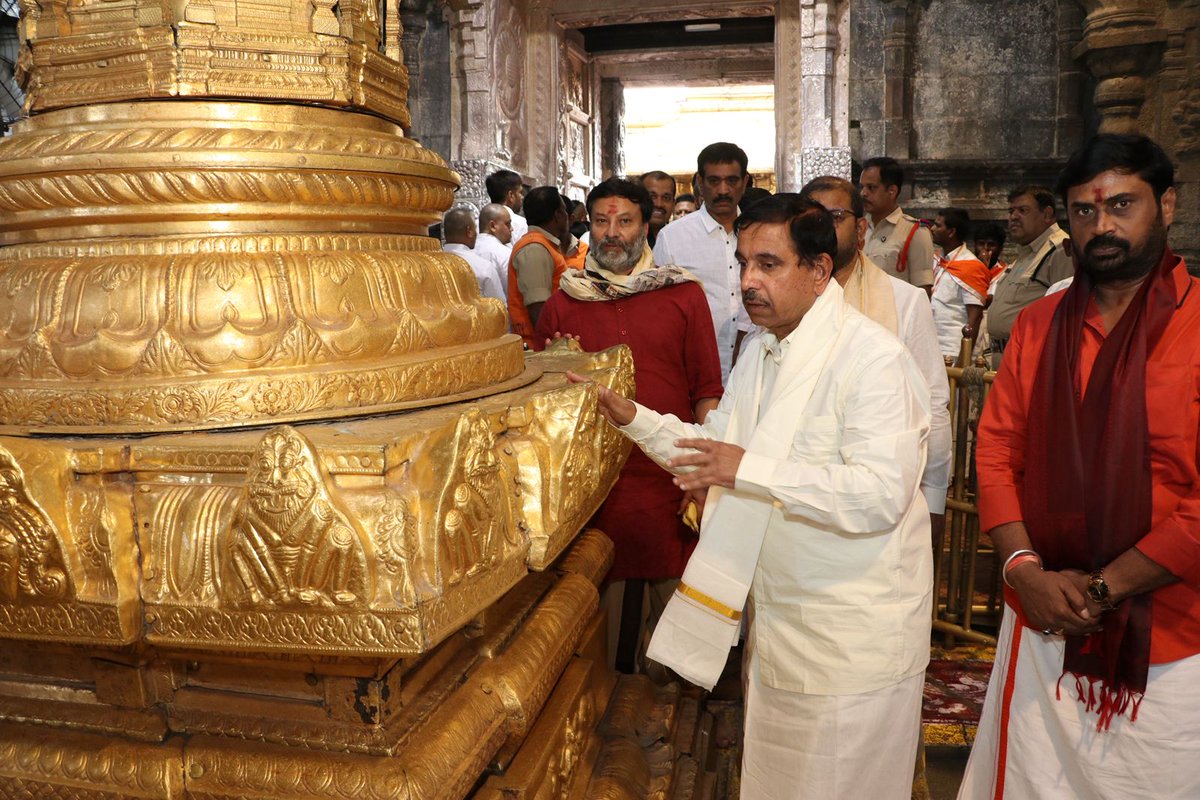 JoshiPralhad's tweet photo. Had the privilege of offering prayers and seeking the divine blessings of Lord Sri Venkateswara Swamy at Tirumala and Goddess Sri Padmavathi Ammavaru at the sacred Sri Padmavathi Ammavari Temple, Tirupati. 🙏🏻

Offered prayers for the well being of the citizens of our country and the continued progress of the nation. 

Blessed to have a very fulfilling darshan at both revered temples, also received the sacred Laddu Prasad, which was truly delicious and added to the joy of this blessed spiritual experience.

ಓಂ ನಮೋ ವೆಂಕಟೇಶಾಯ
ಓಂ ಶ್ರೀ ಪದ್ಮಾವತ್ಯೈ ನಮಃ

ತಿರುಮಲ ತಿರುಪತಿಯ ಶ್ರೀ ವೆಂಕಟೇಶ್ವರಸ್ವಾಮಿ ಹಾಗೂ ತಿರುಪತಿಯ ಪವಿತ್ರ ಶ್ರೀಕ್ಷೇತ್ರ ಶ್ರೀ ಪದ್ಮಾವತಿ ಅಮ್ಮನವರ ದಿವ್ಯ ಸನ್ನಿಧಿಯಲ್ಲಿ ಪ್ರಾರ್ಥನೆ ಸಲ್ಲಿಸಿ, ಆಶೀರ್ವಾದ ಪಡೆಯುವ ಸೌಭಾಗ್ಯ ನನ್ನದಾಯಿತು.

ದೇಶದ ಸಮಸ್ತ ನಾಗರಿಕರ ಕಲ್ಯಾಣಕ್ಕಾಗಿ ಮತ್ತು ರಾಷ್ಟ್ರದ ನಿರಂತರ ಪ್ರಗತಿ ಹಾಗೂ ಅಭಿವೃದ್ಧಿಗಾಗಿ ಆ ಜಗಜ್ಜನನಿ ಮತ್ತು ಶ್ರೀನಿವಾಸನಲ್ಲಿ ಭಕ್ತಿಪೂರ್ವಕ ಪ್ರಾರ್ಥನೆಗಳನ್ನು ಸಮರ್ಪಿಸಿದೆನು. ಎರಡೂ ಪುಣ್ಯಕ್ಷೇತ್ರಗಳಲ್ಲಿ ಅತ್ಯಂತ ಧನ್ಯತೆಯನ್ನು ತಂದಿತ್ತ ಸಾರ್ಥಕ ದರ್ಶನ ಭಾಗ್ಯ ನನ್ನದಾಯಿತು.

ಇದರೊಂದಿಗೆ, ಅತ್ಯಂತ ಸ್ವಾದಿಷ್ಟವಾದ ಪವಿತ್ರ 'ಲಡ್ಡು ಪ್ರಸಾದ'ವನ್ನು ಸ್ವೀಕರಿಸುವ ಸೌಭಾಗ್ಯ ಲಭಿಸಿತು. ಇದು ಈ ಆಧ್ಯಾತ್ಮಿಕ ದಿವ್ಯ ಅನುಭೂತಿಯ ಆನಂದವನ್ನು ಮತ್ತಷ್ಟು ಹೆಚ್ಚಿಸಿದೆ.

#TirumalaTirupati
#TTD
@TTDevasthanams