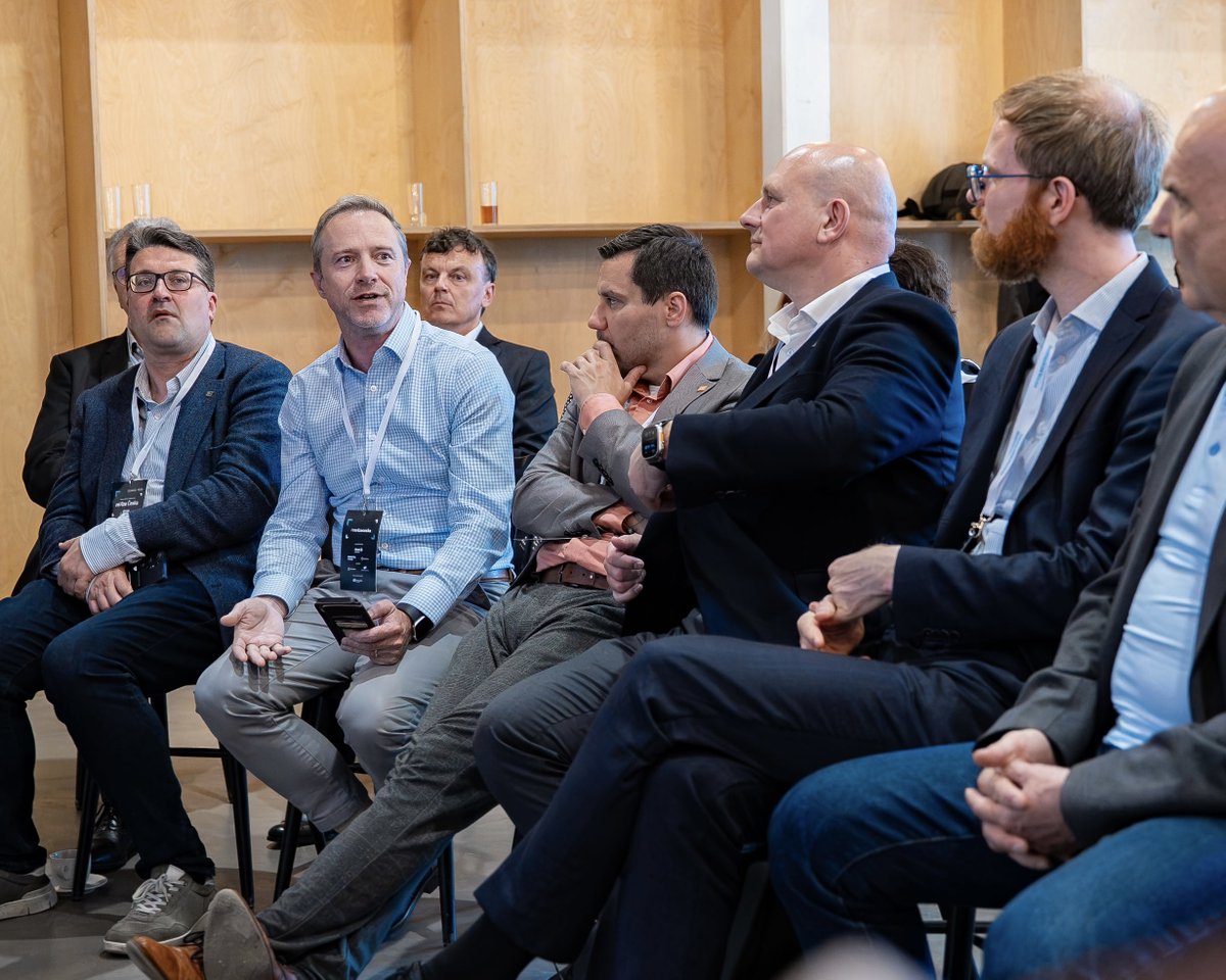 2ET_CZ's tweet photo. Jak nastartovat růst ekonomiky? Dejme obcím důvod chtít

Proč by obec měla chtít, aby do ní přicházely investice a vznikaly pracovní místa, když se jí to nevyplácí? Nová firma, noví pracovníci, možná i noví obyvatelé. Takže investice do komunikací, škol a školek, třeba svozu odpadu a mnoho dalšího. A přínos? V příjmech jen pár korun. Motivace, aby to na území obce „ekonomicky žilo“ v podstatě nula. A to je třeba změnit.

Právě o tom diskutovali účastníci jednoho z odpoledních workshopů na summitu reVize Česka 2026.

Data mluví jasně. Ze zhruba 311 miliard korun ročně sdílených daní zůstává obcím jako přímá motivační pouhých 3,4 miliardy. Zbylých 307 miliard přichází jako přerozdělená daň bez jakékoli vazby na lokální ekonomickou aktivitu.

Řešení, co je třeba změnit, je několik. Klíčová je reforma rozpočtového určení daní, aby obci přitékalo více peněz navázaných na ekonomickou aktivitu. Průmněr EU je 23 procent, u nás jen 1,5 procenta. A posílit meziobecní spolupráci – a to přes již existující společenství obcí. „Cíl je, aby každý dostal stejnou úroveň veřejných služeb, bez ohledu na to, kde sídlí,“ popsal v rámci diskuze Tibor Švec ze Svazu měst a obcí.

A ještě něco je třeba změnit. Odbourat nedůvěru mezi veřejným a soukromým sektorem. Firmy jsou často připravené pomoci, podílet se na nákladech. „Chtěli jsme, aby obec postavila chodník k naší továrně, protože zaměstnanci chodí po trávě kolem silnice II. třídy. A nabídli jsme spolufinancování. Jenže odpověď byla, že se nenechají uplácet,“ dala konkrétní příklad naše ambasadorka a spolumajitelka společnosti Kornfeil Martina Kornfeilová.

Do workshopu se zapojila celá řada účastníků summitu. Jan Školník, spolumajitel HOBRA-Školník a náš ambasador, Constantin Kinský, poradce a správce rodového majetku ve Žďáru nad Sázavou a náš ambasador, starostka Jeseníku Zdeňka Blišťanová, Jakub Stuchlík z PAQ Research a mnozí další.

Děkujeme i všem účastníkům workshopu, že s námi reVizi Česka tvořili.

#revizeceska #druhaekonomickatransformace