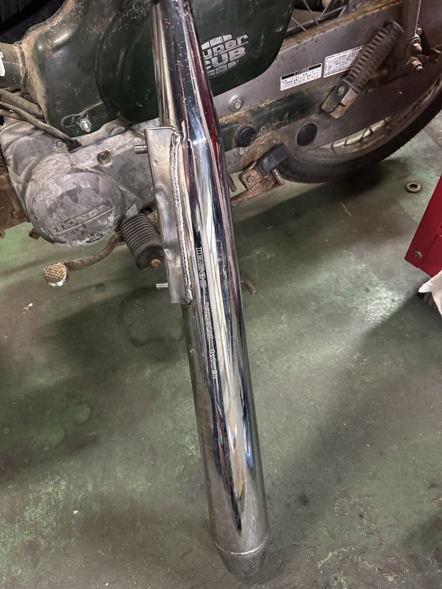 smile_1972's tweet photo. ボンスターによる、マフラーのサブ落とし、ひとまず完了。ピカールで磨くほど変態ではないのでこんなもんで。結構錆をひどいので、エンジン降ろして、フレームという名のボディ下部のケアをやらないと💦
東北の塩カルにやられて30年超なので、どんな感じかワクワク。 https://t.co/n8HBheUxO9