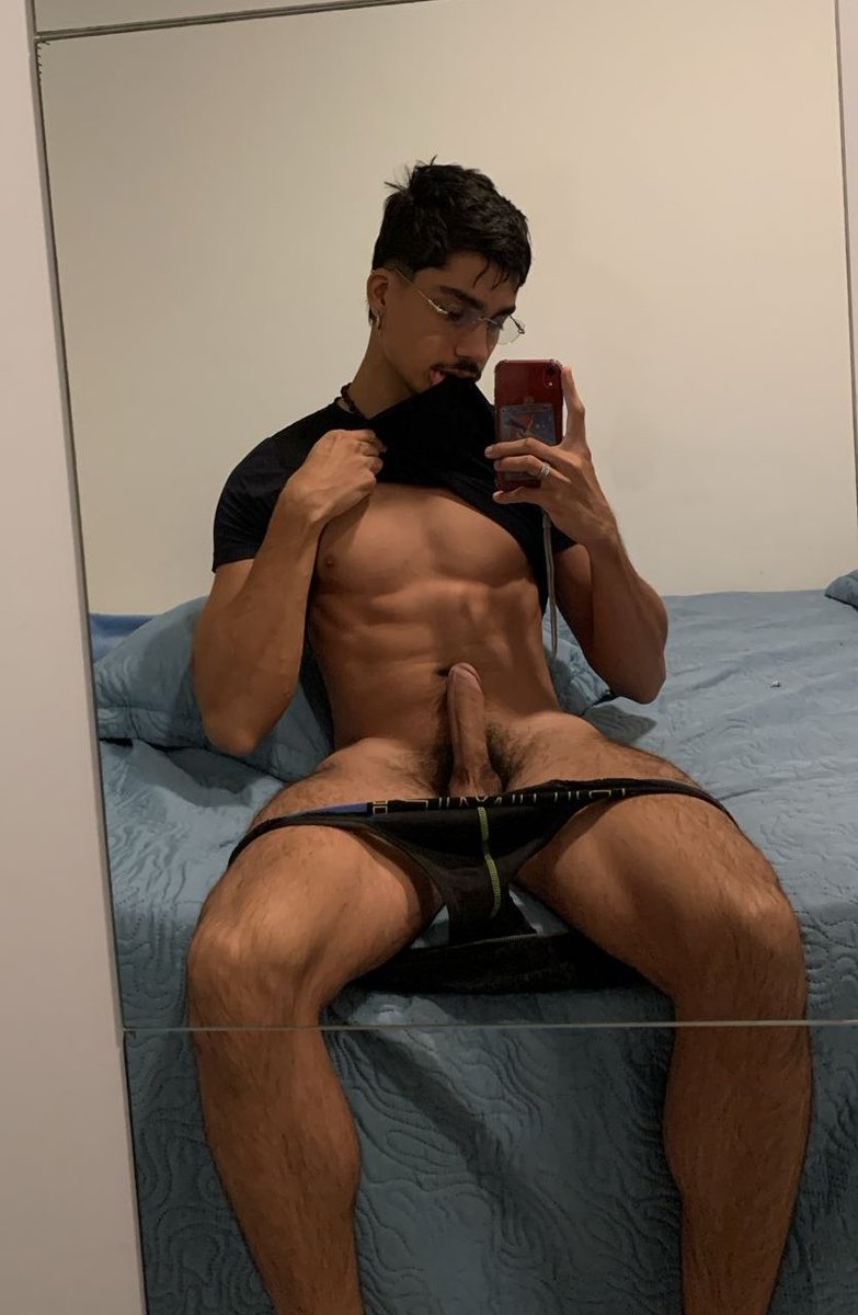 duarrdox's tweet photo. quando bate o tesão no quarto de hóspedes do seu amigo https://t.co/Pwl7TSr6Hu