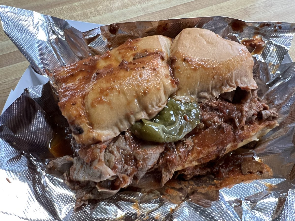 chibbqk1ng's tweet photo. My favorite sandwich in Indiana is the ‘Italian Roast Beef’ at Art’s Varsity Pizza. They roast it in a red sauce and hand slice the next day before returning it to the gravy for serving. Locals order with or without ‘mangoes’ which is regional slang for green peppers. Since 1956. https://t.co/i6BHBPzVEl