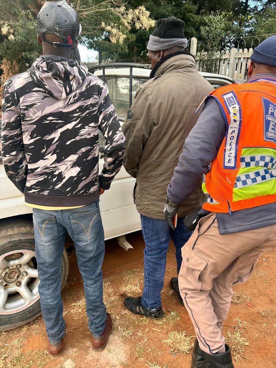 ZANewsFlash's tweet photo. NEWS: The Ekurhuleni Metro Police have arrested a man who tried to bribe its officers to release an alleged illegal immigrant he was driving with in his car at Crystal Park.
The immigrant was also arrested for being in the country illegally - KZN Tonight Podcast https://t.co/1zMLpnqM62