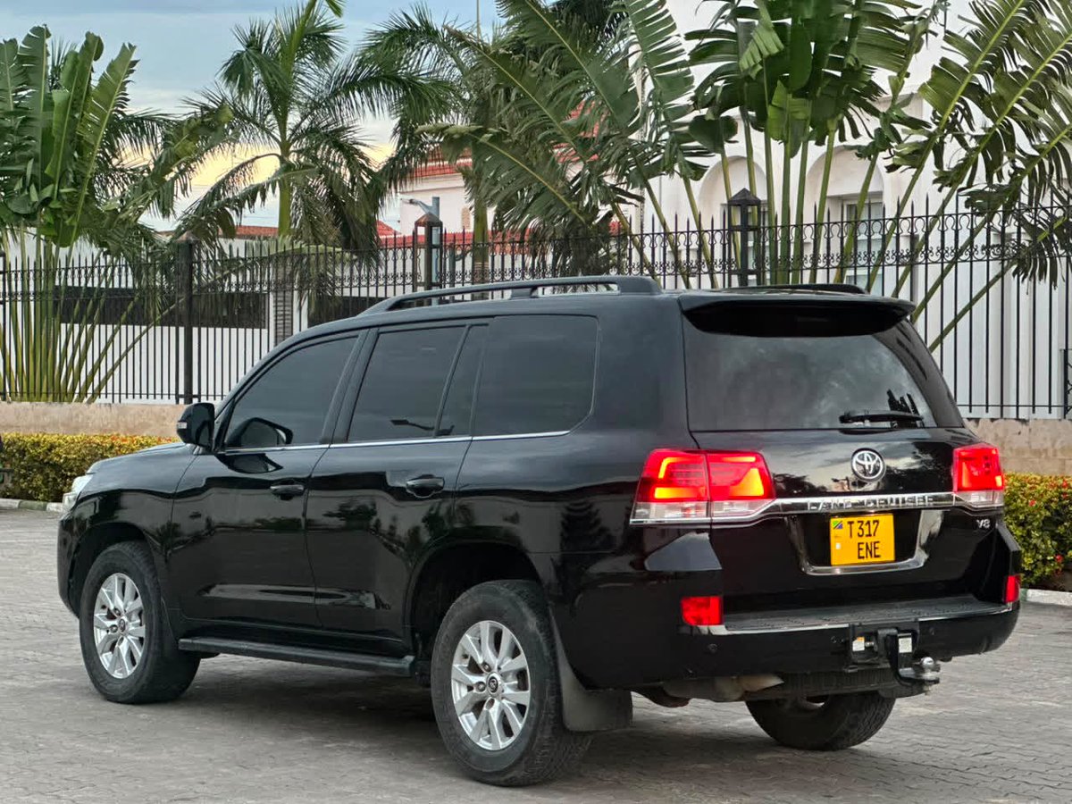Nkya_motors's tweet photo. 2021 TOYOTA LAND CRUISER V8 🔥

PRICE : 210M ✅

• 1VD Diesel Engine ⛽️
• Automatic Transmission
• Full Option 🔥
• Sunroof 🌞
• Fog Lights 💡

Powerful &amp; Luxury SUV 💎
Clean Condition ✅ Ready To Drive

Call 0656522799

Kindly repost it🙏 https://t.co/bZyMiHqpou