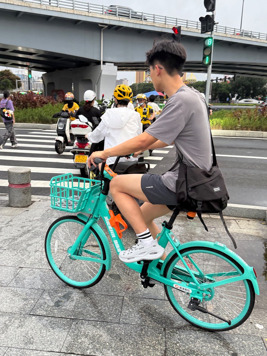 callme12964688's tweet photo. 诱人的黑皮，感觉是刚刚健身完，大腿可以看到肌肉，袜子的款式和气质感觉是个臭直男😛 https://t.co/lYr1NNdcei