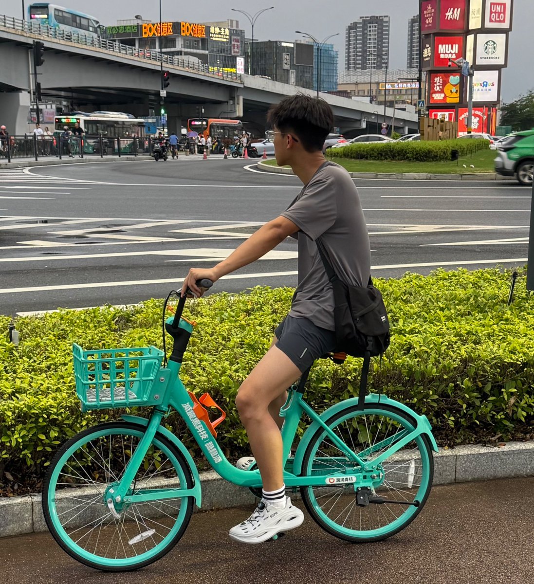 callme12964688's tweet photo. 诱人的黑皮，感觉是刚刚健身完，大腿可以看到肌肉，袜子的款式和气质感觉是个臭直男😛 https://t.co/lYr1NNdcei