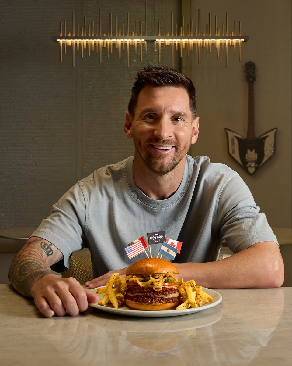 BALL_IQfc's tweet photo. 🇦🇷Lionel Messi  has unveiled his new Messi Legendary Burger in partnership with @HardRock, along with exclusive hotel suite experiences and a limited edition merchandise collection ahead of his sixth World Cup.
#AllTeamsOnePlace #Messi 🍔⚽️ https://t.co/t7UXBHyNBR