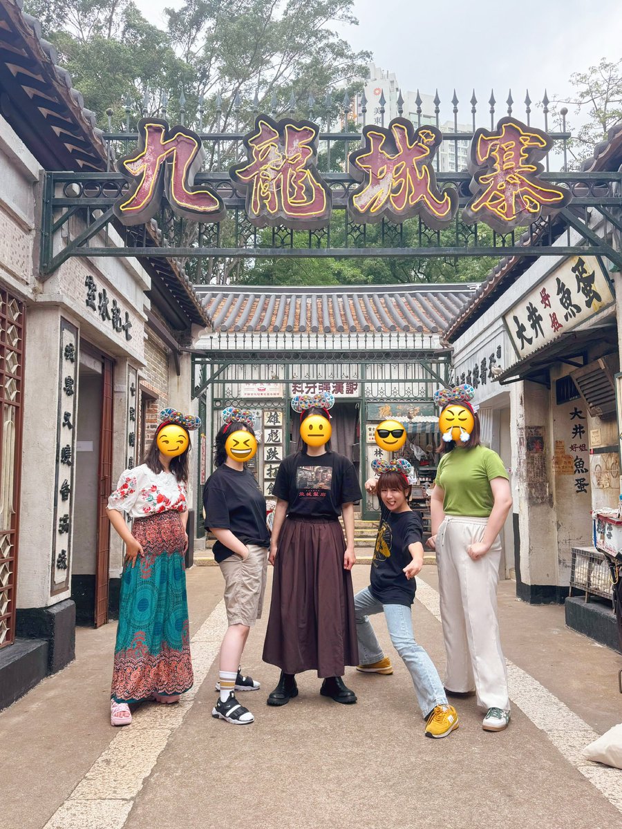 hook_wo_rec's tweet photo. ずっと行きたかったトワウォ映画セットの展示〜！！😭✨️
もう興奮ポイント多過ぎて語りきれないのでとりあえず自我の記念撮影写真を…ww
1枚目は皆でハイエイトミキカチューシャ付けて推しキャラ意識のポーズしたお気に入り写真！楽しそうだな〜🤣🤣（しぬほど楽しかった）
#kairi香港旅 https://t.co/6pynuZppzb