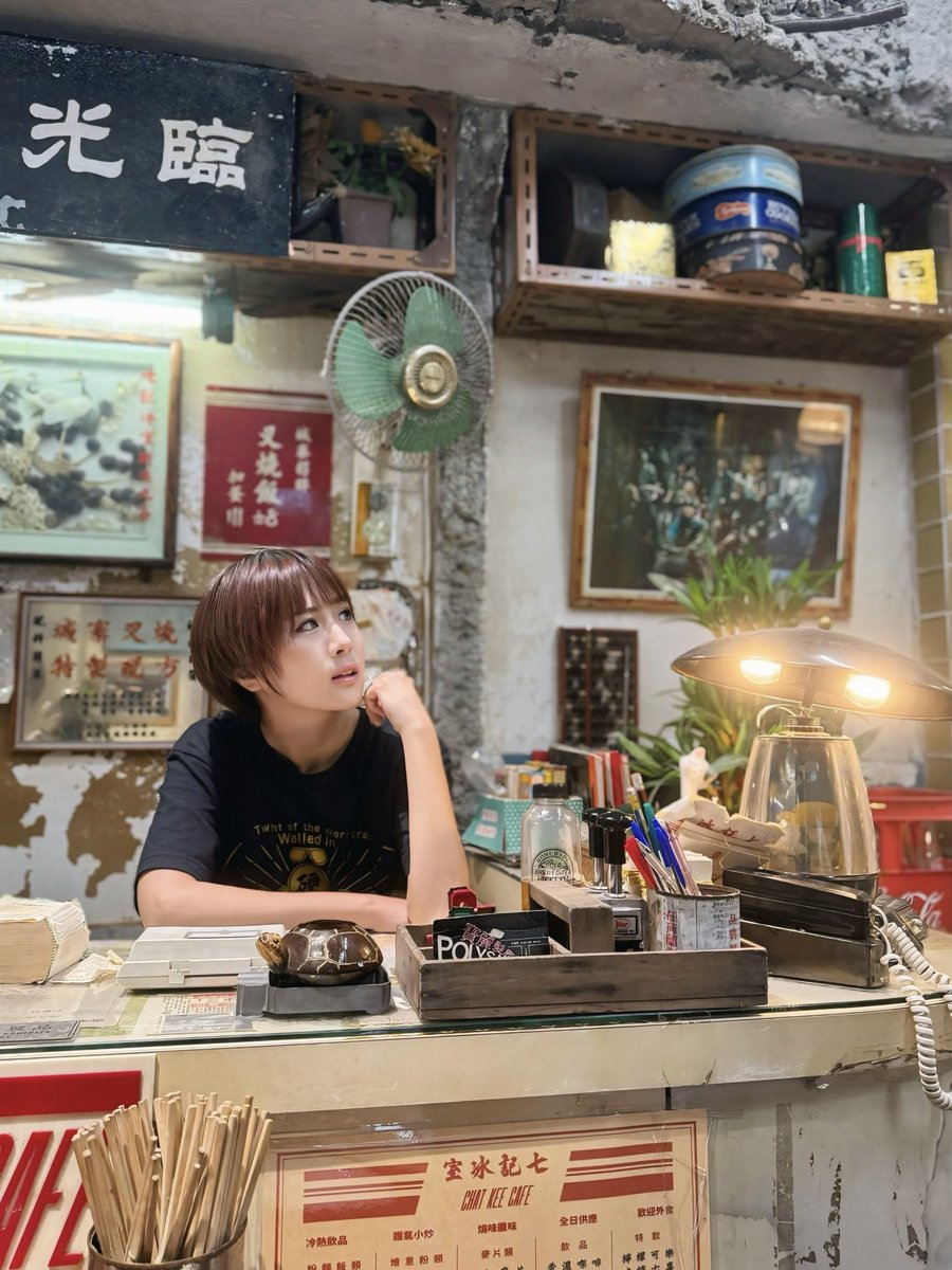 hook_wo_rec's tweet photo. ずっと行きたかったトワウォ映画セットの展示〜！！😭✨️
もう興奮ポイント多過ぎて語りきれないのでとりあえず自我の記念撮影写真を…ww
1枚目は皆でハイエイトミキカチューシャ付けて推しキャラ意識のポーズしたお気に入り写真！楽しそうだな〜🤣🤣（しぬほど楽しかった）
#kairi香港旅 https://t.co/6pynuZppzb