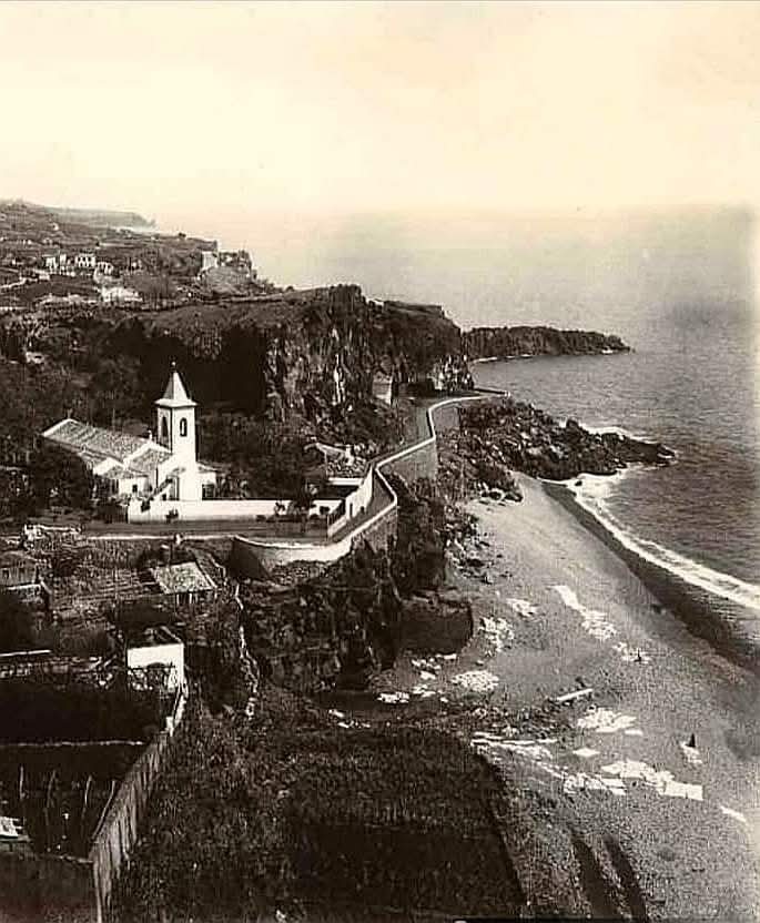 madeira600's tweet photo. Igreja de São Sebastião e Praia do Vigário onde se vê roupas a corar/ secar no calhau.
Prespectiva tirada a partir da Estrada de Santa Clara.
Inícios do século XX

#madeiraquaseesquecida #madeira https://t.co/P9Y7k5x8x6