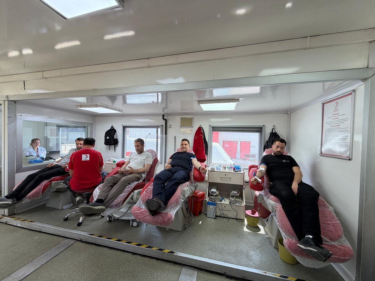 YHTTCDDTAS's tweet photo. #YHT Bölge Müdürlüğümüz ile #TürkKızılay iş birliğinde düzenlenen kan bağışı kampanyası başarıyla tamamlandı. 🩸🚄

9 Haziran 2026 tarihinde gerçekleştirilen kampanyada, gönüllü personelimizin yoğun katılımıyla kan bağışları yapıldı. Etkinlikte, kan bağışının hayat kurtaran önemi ve toplum sağlığına sağladığı katkılar vurgulanırken, dayanışma ve sosyal sorumluluk bilincinin güçlendirilmesine de dikkat çekildi.
                                                                                    Kan bağışında bulunarak kampanyamıza destek veren tüm çalışma arkadaşlarımıza ve vatandaşlarımıza teşekkür ederiz.🙏