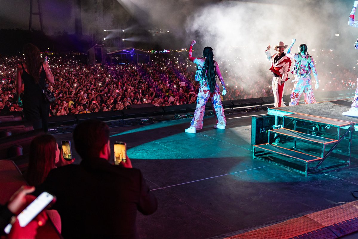 samuel_garcias's tweet photo. ARRANCA EL MUNDIAL MÁS NORTEÑO 🤠🔥🎶

Noche de fiesta en el cierre del Tour del Trofeo de la Copa Mundial de la FIFA 2026 by @CocaCola con un conciertazo de mi compadre @JBALVIN y LEYENDAS del fútbol como mi compadre @KAKA. 

¡Gracias a todos por asistir y NOS VEMOS EN EL FIFA FAN FESTIVAL! 🦁⚽👊🏻